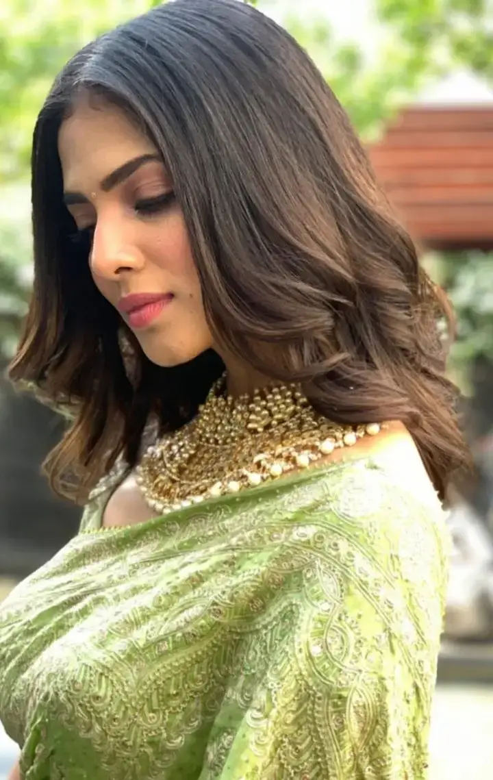 GLAMOROUS INDIAN GIRL MALAVIKA MOHANAN IN GREEN SAREE 5